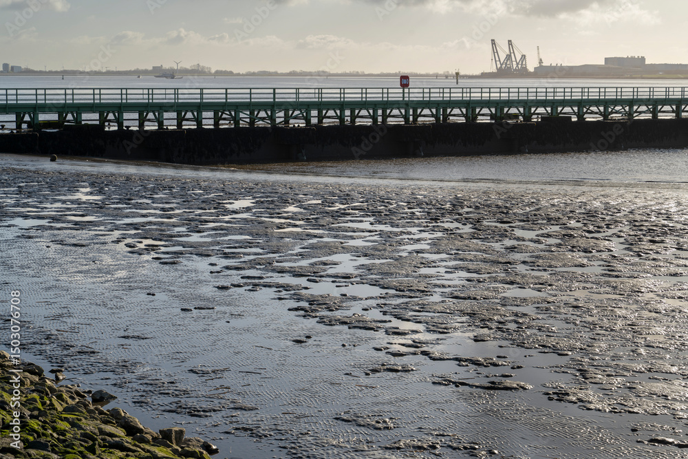 Obraz premium Niedrigwasser an der Weser, Freilaufkanal, Bremerhaven, Bremen, Deutschland, Europa