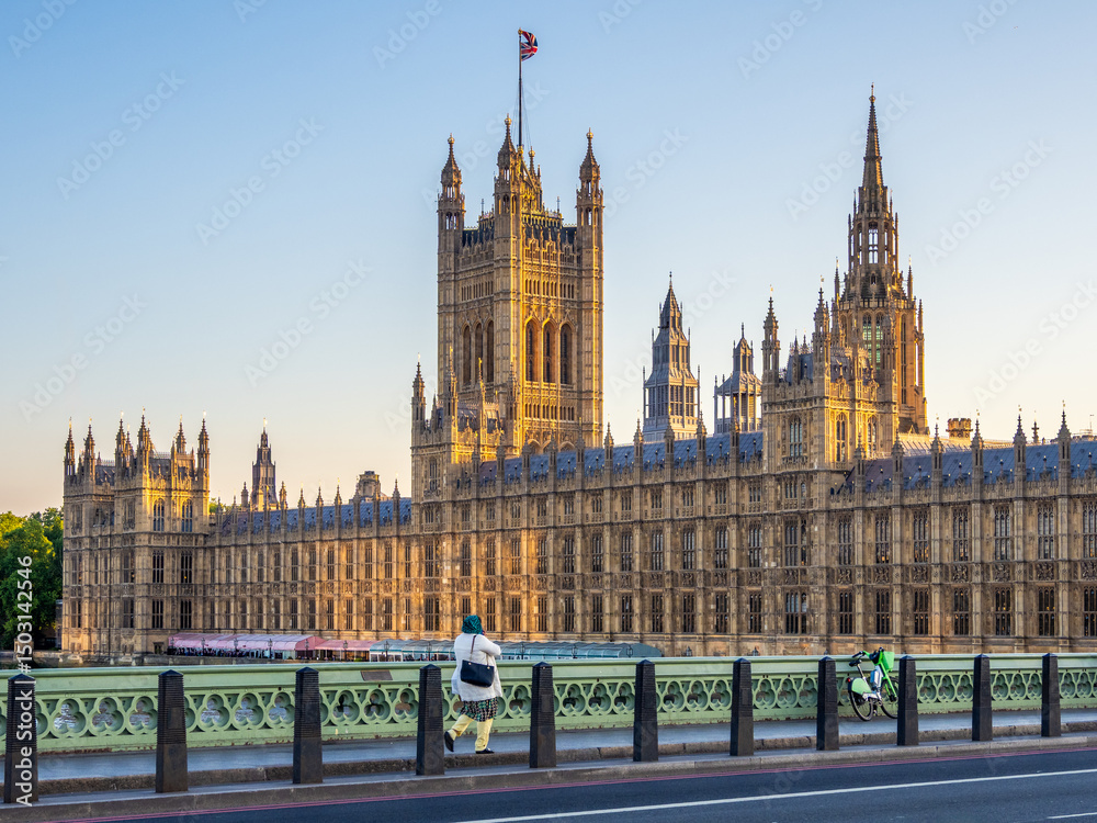 Fototapeta premium Golden light on Parliament viewed from Westminster Bridge in London