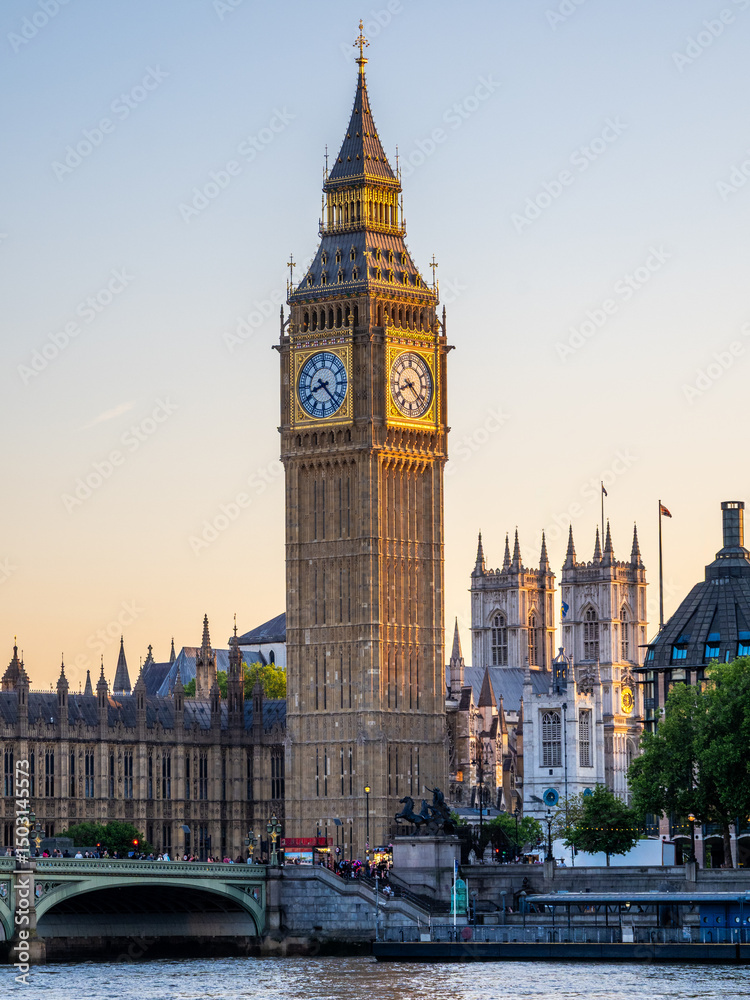 Fototapeta premium Houses of Parliament and Big Ben viewed from across the Thames