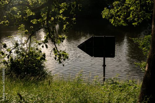 Schifffahrtszeichen an einem Flussufer