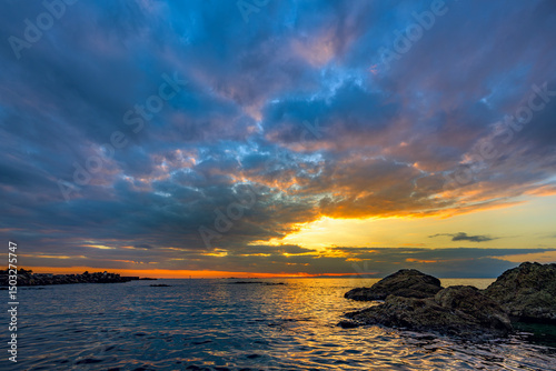  森戸海岸の岩場越しに広がる美しい夕焼けの空　湘南葉山の絶景