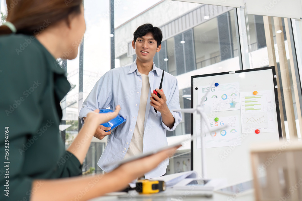 Obraz premium Collaborative ESG Planning. Young architect discussing sustainability with colleague.