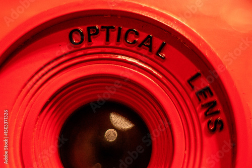 Foto macro de parte un objetivo rojo con letras negras