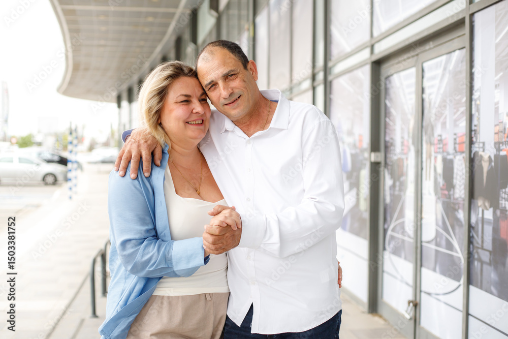 Obraz premium Mature dating couple sarm in arm on city street