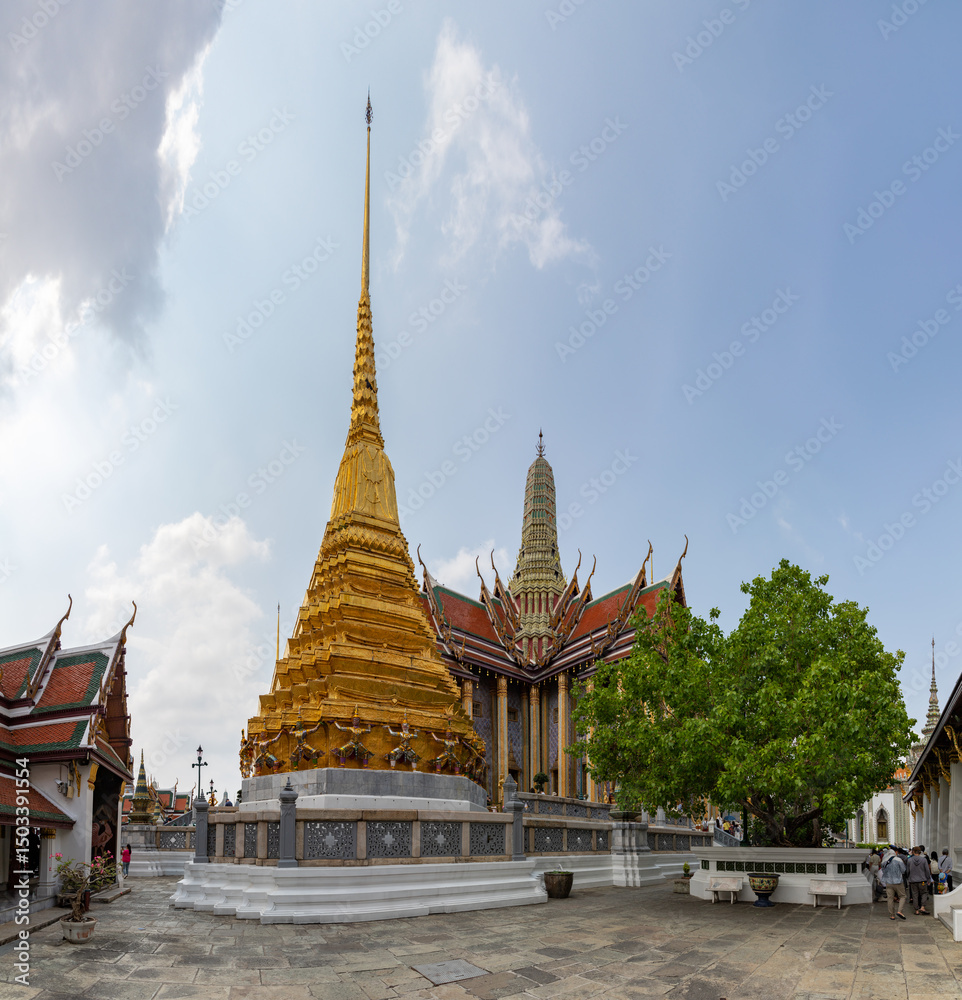 Fototapeta premium The Grand Palace - Temple of the Emerald Buddha and Golden Chedi