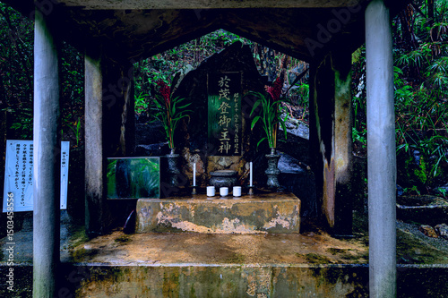  石垣島の森に佇む神聖な於茂登御主神の祠　パワースポット
