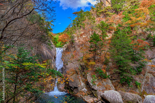  紅葉彩る昇仙峡の仙娥滝と断崖の絶景風景　山梨県