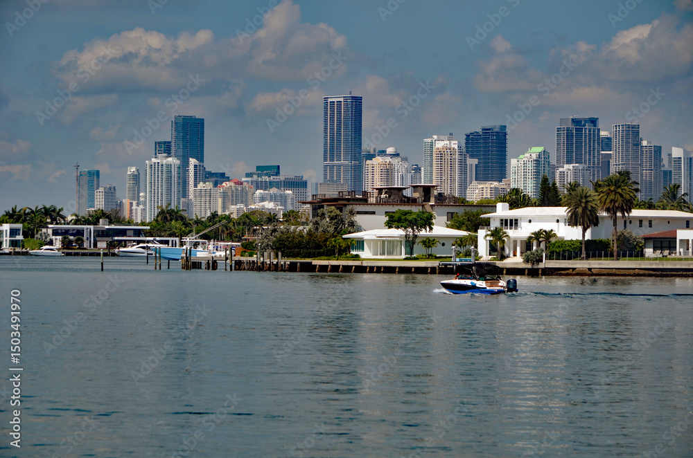 Obraz premium A scenic view of the Miami Beach intra-coastal waterway and the downtown `Miami skyline