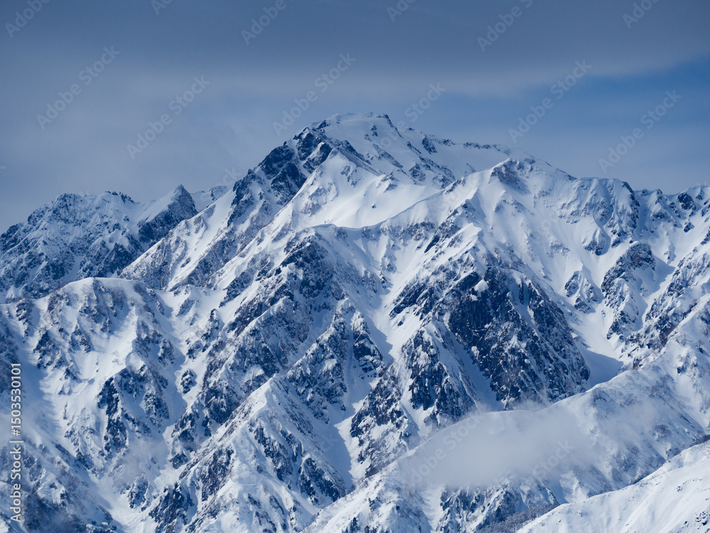 Obraz premium 曇り空 冬の北アルプス 長野県白馬村