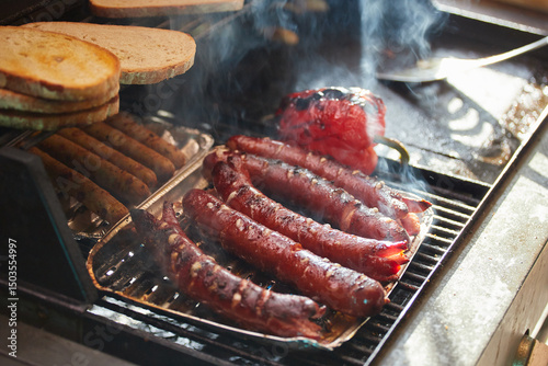 Grill- zgrillowane kiełbaski i warzywa, przygotowany posiłek