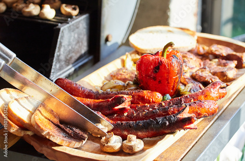 Grill- zgrillowane kiełbaski i warzywa, przygotowany posiłek