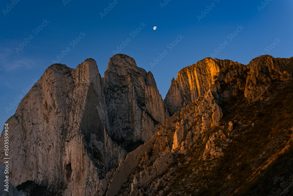 Obraz premium Formación rocosa de La Huasteca, Santa Catarina, Nuevo León al amanecer