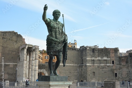 ローマの街中にある遺跡と銅像