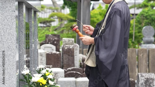 永代供養塔で読経するお坊さん