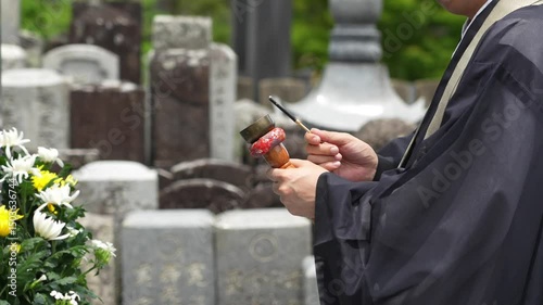 永代供養塔で読経するお坊さん