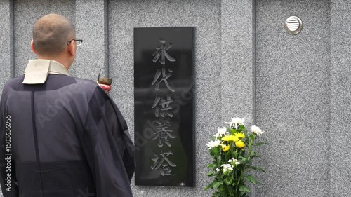 永代供養塔で読経するお坊さん
