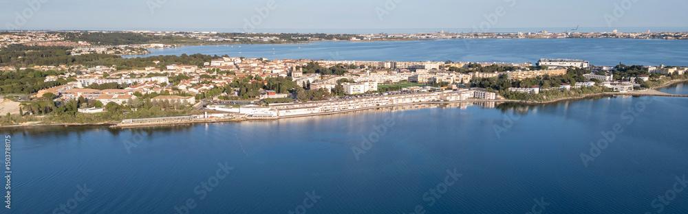 Fototapeta premium Luftaufnahme von Balaruc les Bains vom Etang de Thau aus
