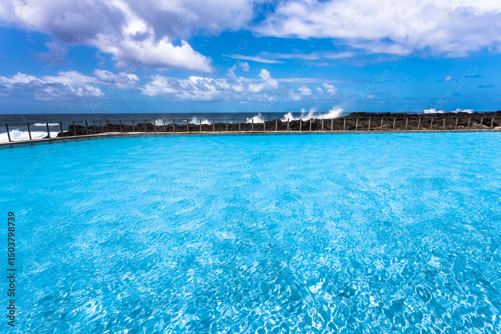 Fototapeta premium Piscine naturelle d’eau de mer, Saint-Philippe, île de la Réunion 