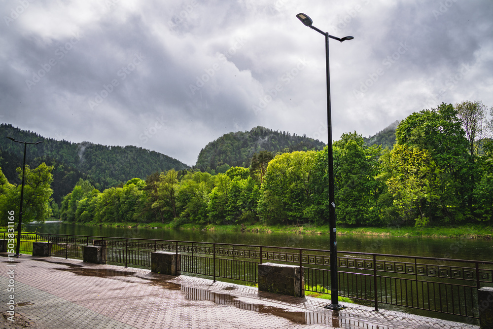 Obraz premium Walking in Szczawnica on promenade over Dunajec river