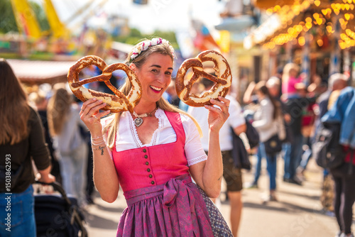 Bayerische Tradition mit Breze auf dem Festplatz. Oktoberfest München, Gäubodenvolksfest Straubing, Maidult Regensburg, Deutschland