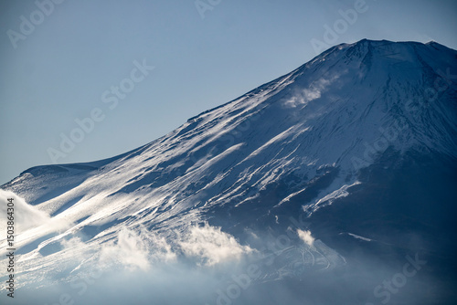 雪化粧の富士山と雲が流れる冬の風景アップ
Snow-covered slopes of Mt. Fuji with drifting clouds