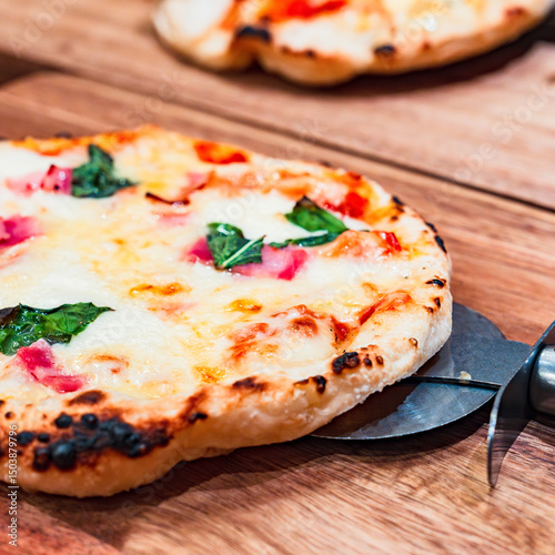 窯焼き の できたて アツアツ マルゲリータ ピザ 【 イタリアン Pizza の イメージ 】