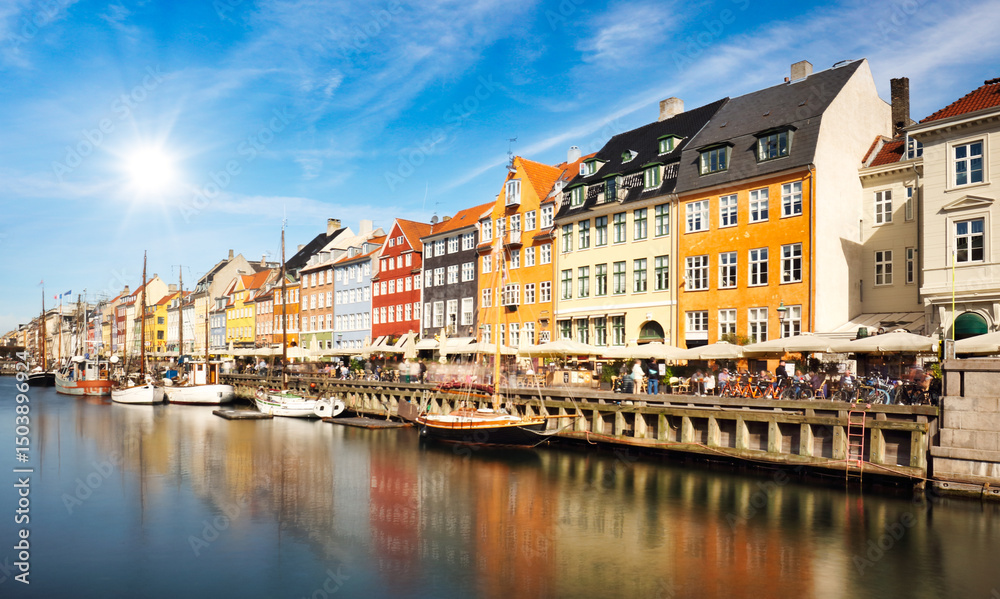 Obraz premium Colorful traditional houses in the Old port of Nyhavn in Copenhagen, Denmark. Nyhavn port is a popular travel destination and main landmark of Copenhagen city
