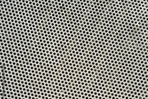 Grille perforée en métal — motif industriel répétitif