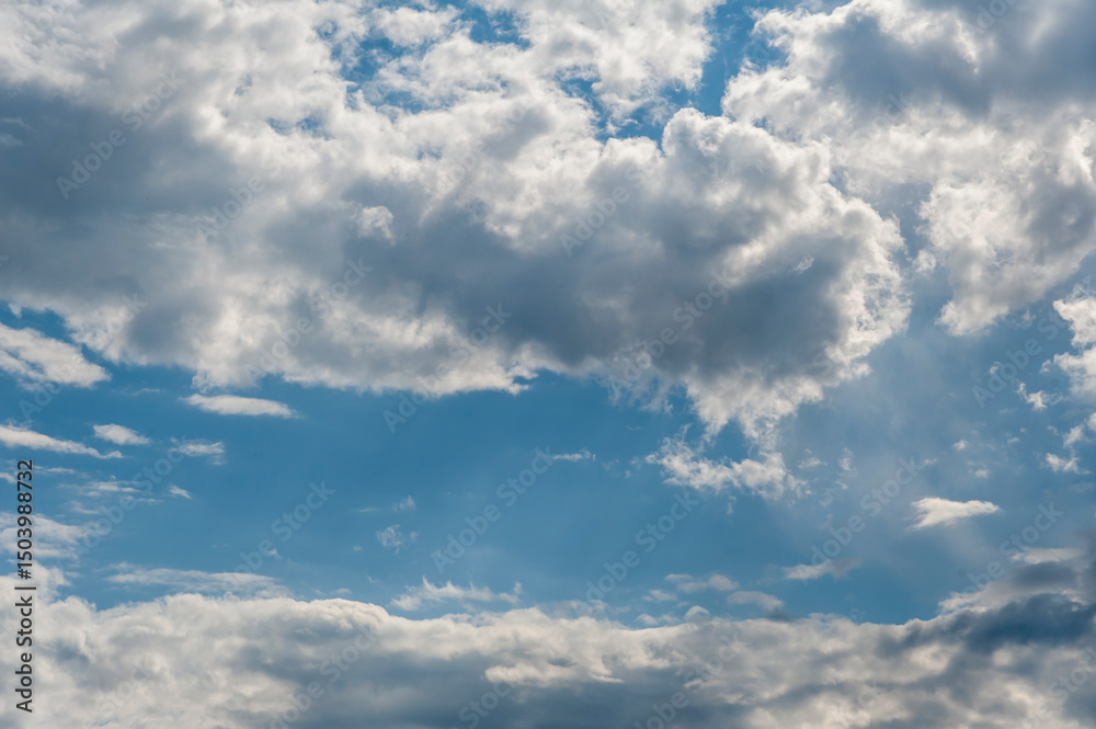 Fototapeta premium Sfondo cielo sereno azzurro con nuvole bianche. Adatto da sfondo in fotografia.