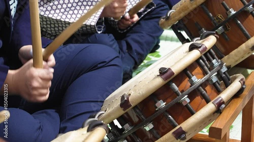 お祭りで太鼓をたたく人たち（日本埼玉県秩父市） People playing Japanese drums at a festival in Chichibu, Saitama, Japan.