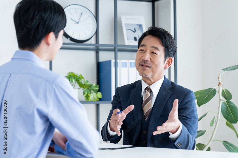 © pain au chocolat - 若い男性に説明するミドルのプランナー © pain au chocolat - 若い男性に説明するミドルのプランナー