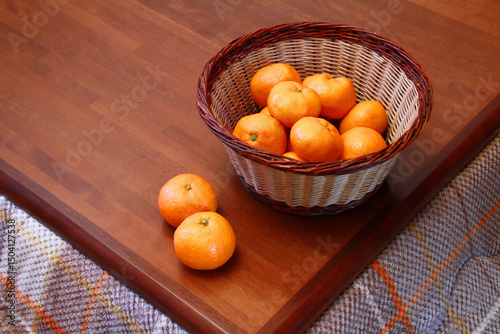 こたつの上のかご盛りのみかん