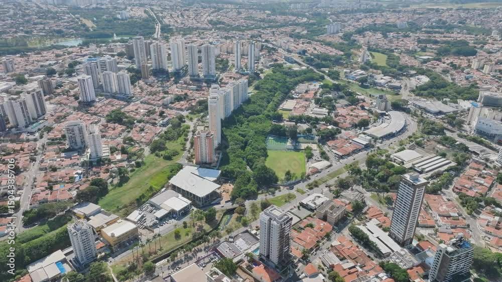Imagem aérea da região da avenida Orosimbo Maia entre Taquaral e Cambuí em Campinas, São Paulo. Ano 2025.