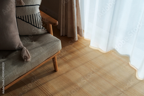 カーテンと無垢床と木漏れ日