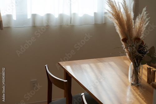 木漏れ日の当たるダイニングテーブル