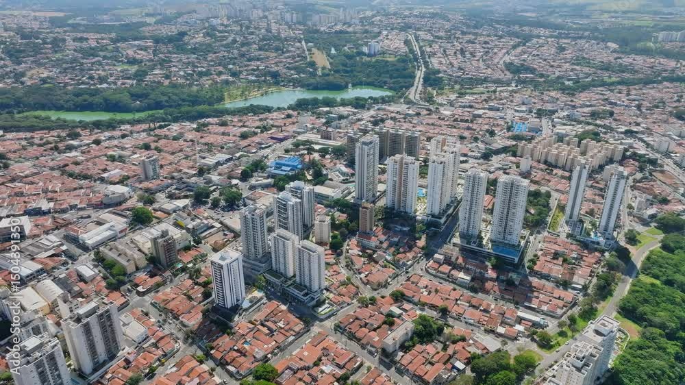 Imagem aérea da região da avenida Orosimbo Maia entre Taquaral e Cambuí em Campinas, São Paulo. Ano 2025.