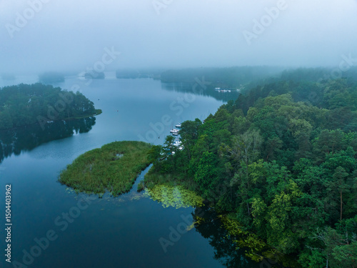Fototapeta Naklejka Na Ścianę i Meble -  Mglisty Poranek nad Mazurami (Ruciane-Nida)