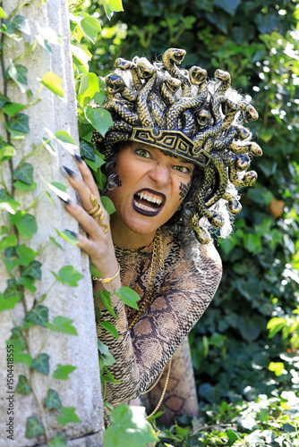 Eine Frau als Medusa verkleidet mit Schlangenkopf und Krallenhänden