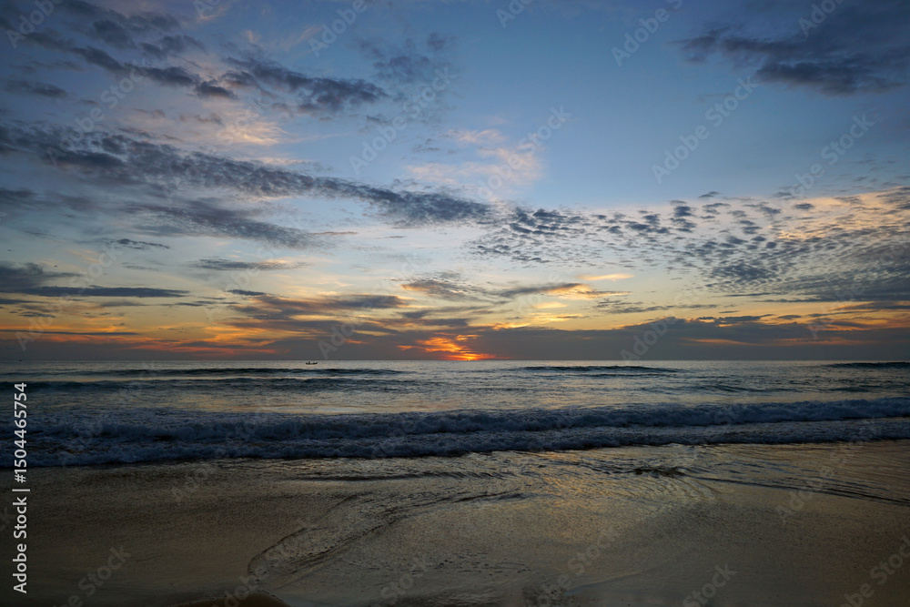 Obraz premium Serene Sunset Over Tranquil Ocean Waves Reflecting Vibrant Colors in Early Evening Sky