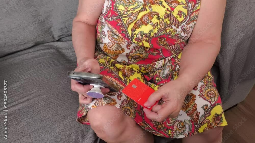 Compra online con tarjeta de crédito y debito por teléfono movil mujer mayor tercera edad