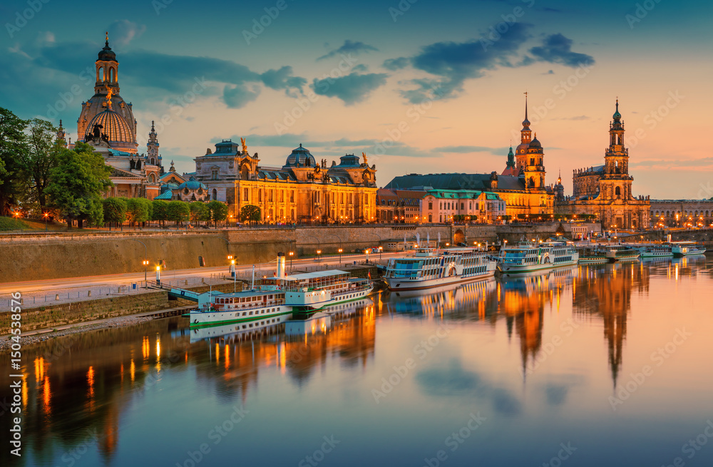 Obraz premium Dresden, the German federal state of Saxony city, river, old europe