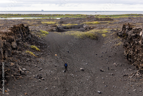 фотографія continental divide in Iceland with the ocean view