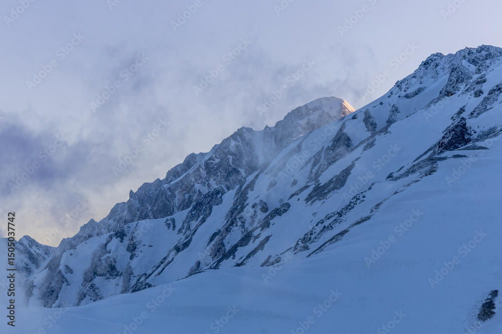 Fototapeta premium 春の立山、蒸気漂う雪景と神秘の山岳風景、剱岳
