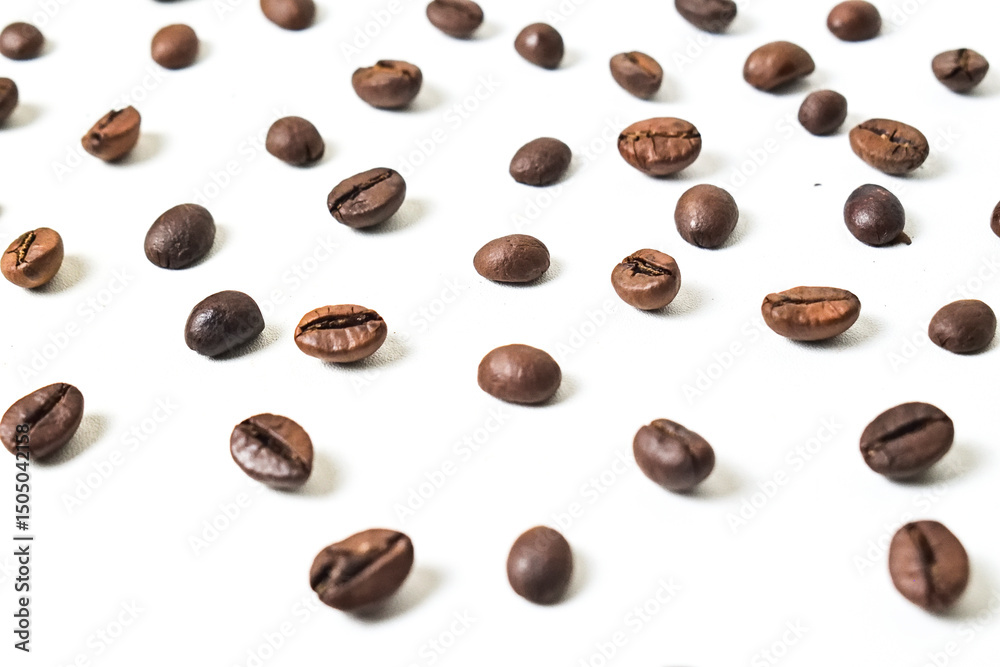 Obraz premium Close up view of roasted coffee beans isolated on white background. Texture, detail, scattered.