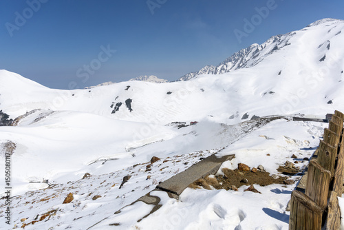 雪に覆われた地獄谷から噴き出す火山性の蒸気
立山の雪原に広がる地獄谷から火山性の蒸気が立ち上り、険しい高山地形と調和する幻想的な風景。
