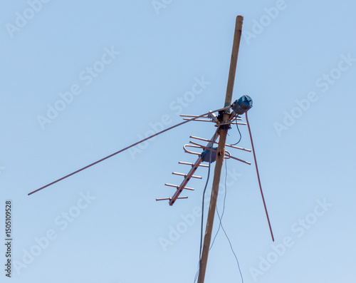 Fototapeta Naklejka Na Ścianę i Meble -  A tall antenna is on a pole