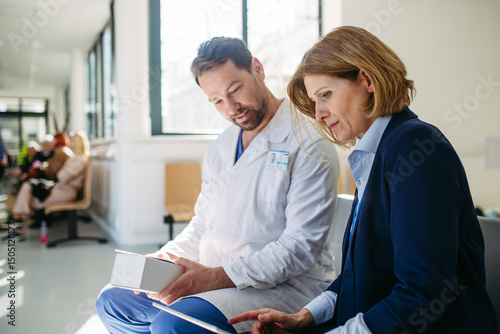 Fotografija Pharmaceutical rep and doctor explaining new medication and prescriptions