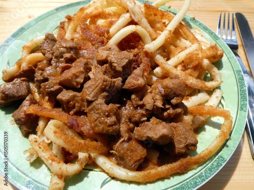 angebratene Rohrnudeln mit Gulasch