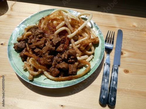 angebratene Rohrnudeln mit Gulasch