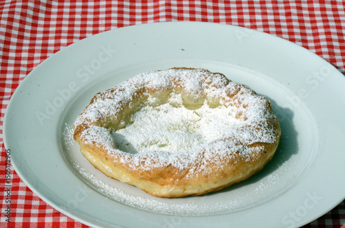 Ausgezogener Krapfen mit Puderzucker